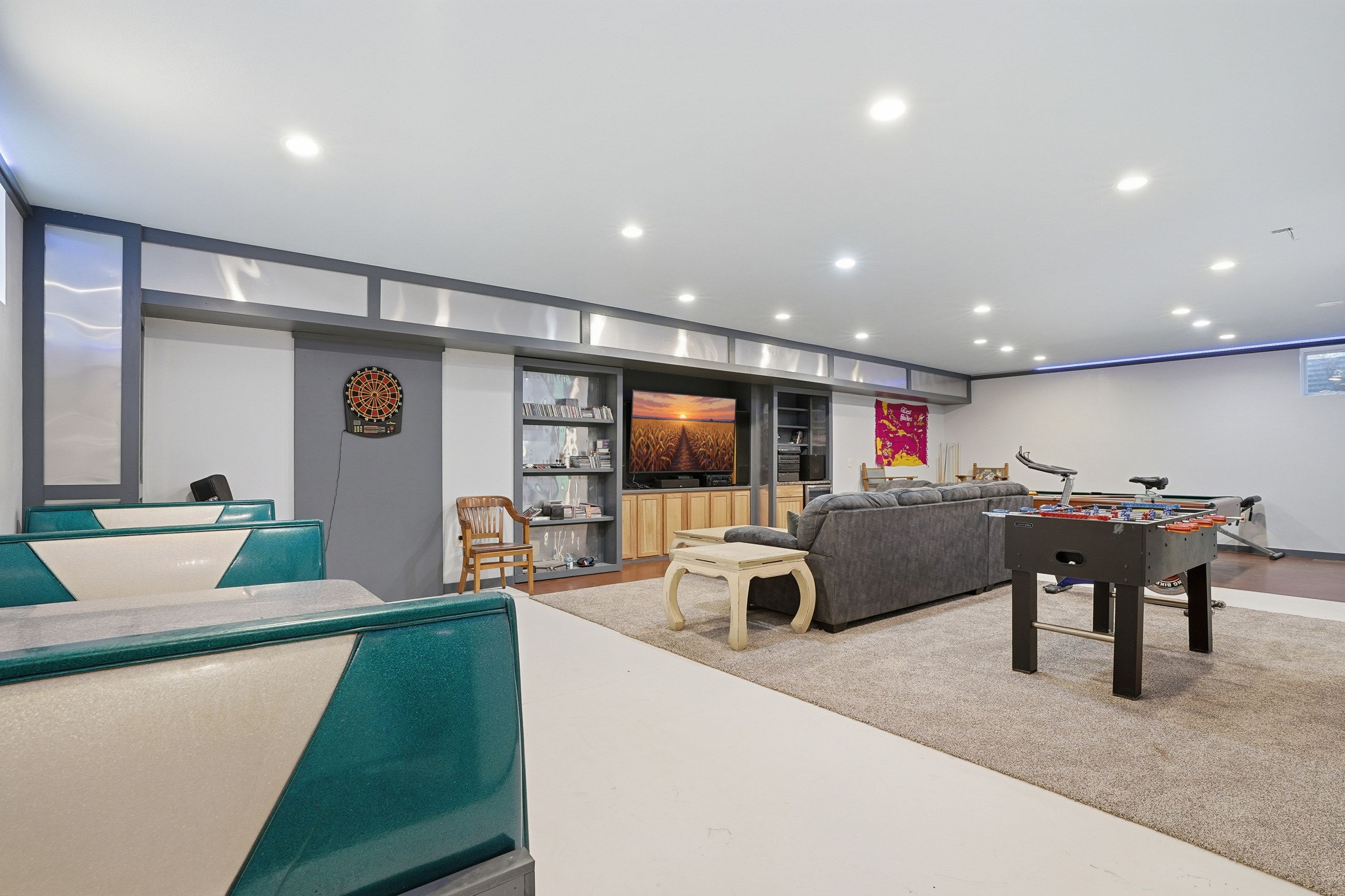 Listing Photo: 3300 Underwood Ave 0043-